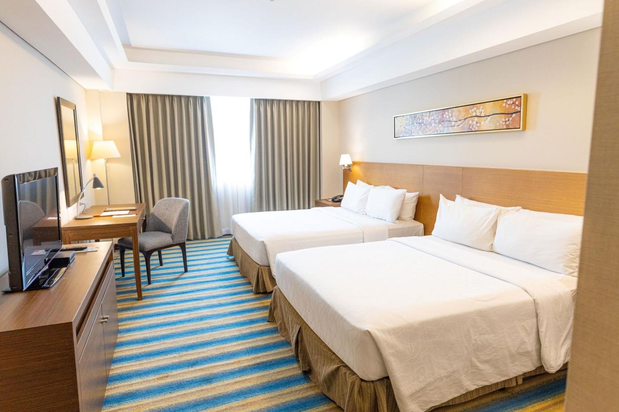 Luxent Hotel Quezon City Exterior photo