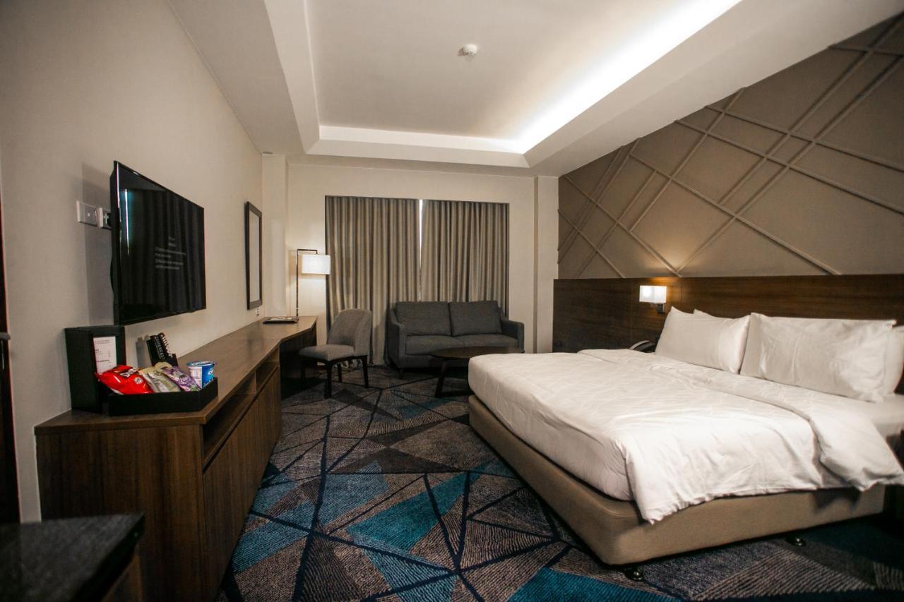 Luxent Hotel Quezon City Exterior photo