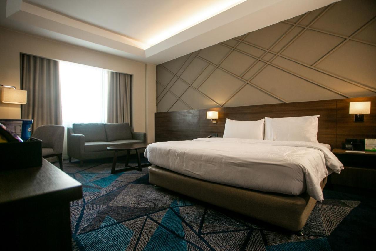 Luxent Hotel Quezon City Exterior photo